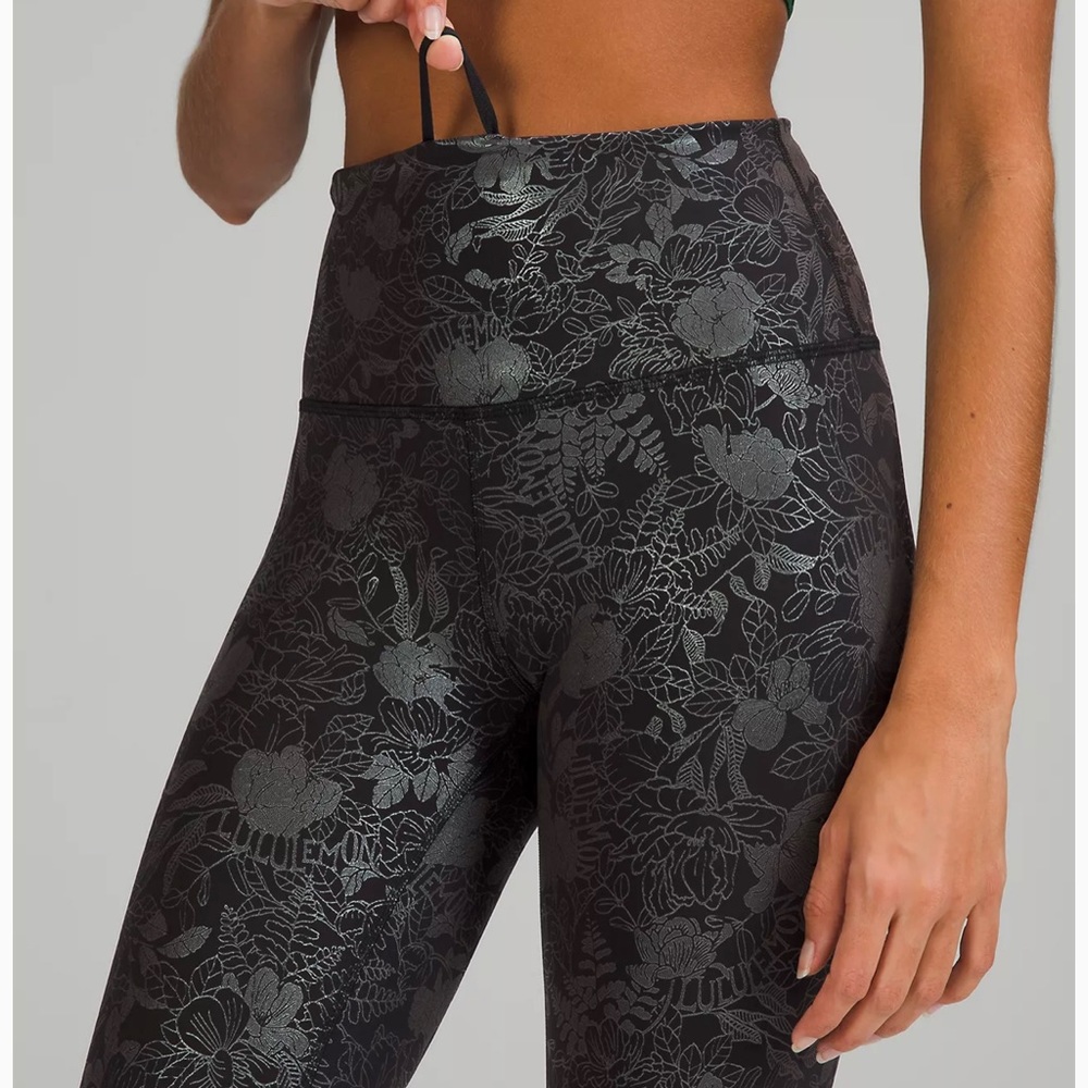 NWOT. Sz4/25” Wunder Under Lululemon Foil Flowers